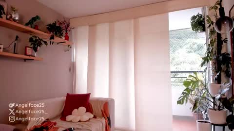 Snapshot of angelface25_ chatting on September 12, 10:12 pm . online show from September 12, 10:12 pm