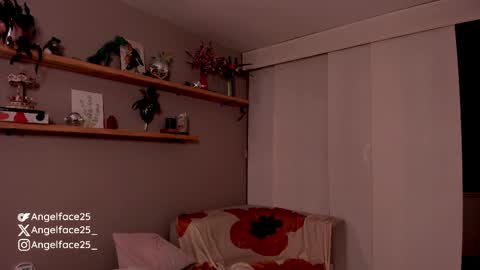 Snapshot of angelface25_ chatting on March 2, 12:42 am . online show from March 2, 12:42 am