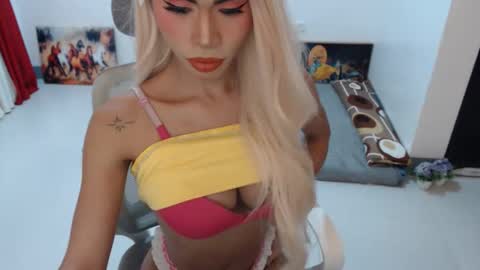 DIVINE ANGEL online show from November 5, 1:51 am