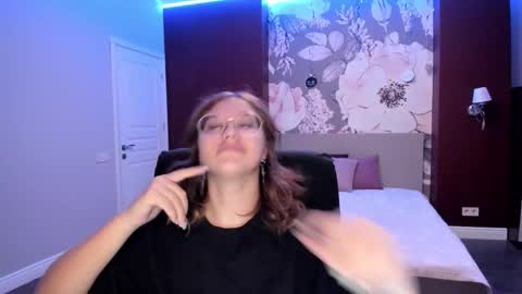 Snapshot of angelinalow chatting on September 8, 6:29 pm AngelinaLow online show from September 8, 6:29 pm
