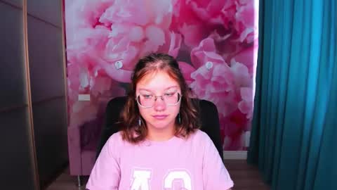 Snapshot of angelinalow chatting on September 16, 11:45 am AngelinaLow online show from September 16, 11:45 am