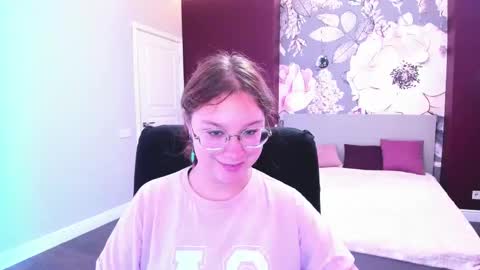 Snapshot of angelinalow chatting on September 18, 11:47 am AngelinaLow online show from September 18, 11:47 am