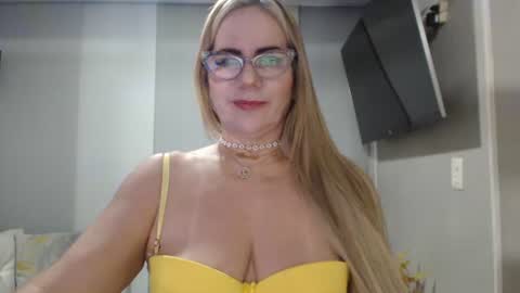 Snapshot of angelinna_12 chatting on September 13, 4:37 am angelinna_12 online show from September 13, 4:37 am