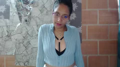 Snapshot of angelitaa_hot chatting on February 17, 1:11 pm angela online show from February 17, 1:11 pm