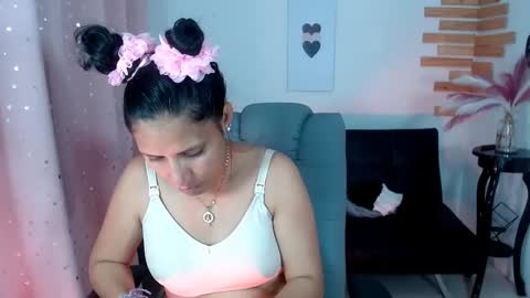 Snapshot of angelitaa_hot chatting on March 8, 9:40 pm angela online show from March 8, 9:40 pm