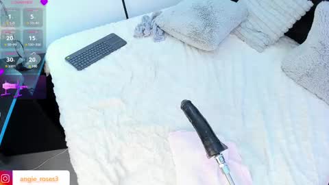 Snapshot of angiee_roses chatting on March 11, 5:35 am angiee roses online show from March 11, 5:35 am