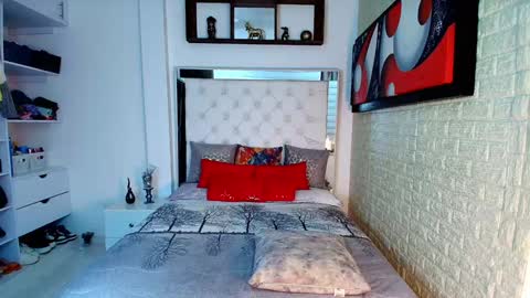 laura  online show from October 6, 1:01 am