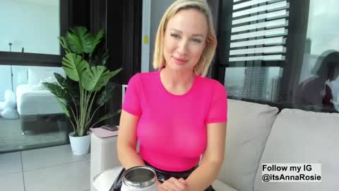 Snapshot of anna_royale chatting on February 13, 4:22 am Anna online show from February 13, 4:22 am