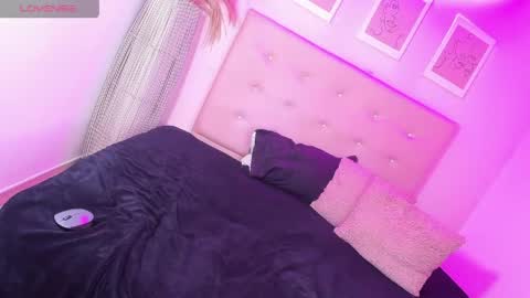 annie_dolce_ online show from April 15, 10:43 pm