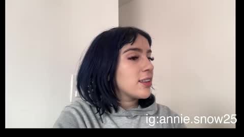 JEANNE no olvides seguirme dont forget follow me  uu online show from February 12, 7:45 pm