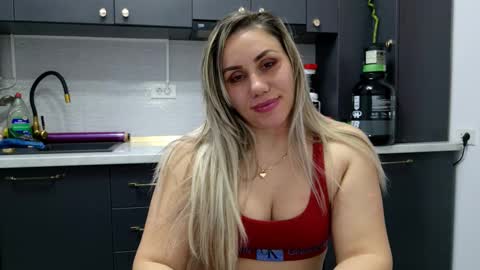 Snapshot of annyloveyou chatting on February 23, 9:16 pm Annyfit4you online show from February 23, 9:16 pm