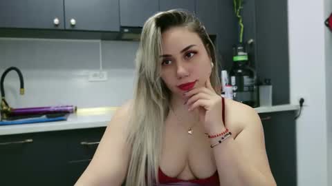 Snapshot of annyloveyou chatting on February 25, 8:53 pm Annyfit4you online show from February 25, 8:53 pm