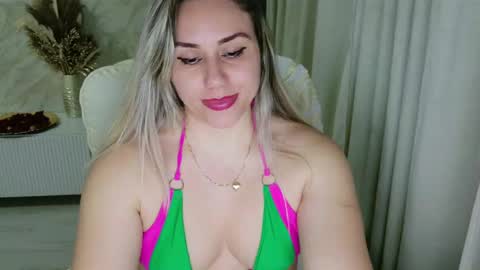 Snapshot of annyloveyou chatting on February 15, 10:10 pm Annyfit4you online show from February 15, 10:10 pm