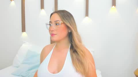 A N T O N E L L A  online show from February 20, 3:19 pm