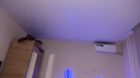 Emi online show from April 8, 4:54 pm