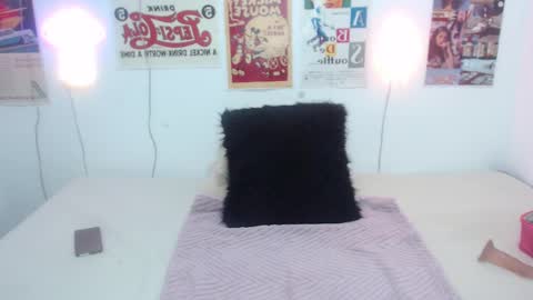Snapshot of ari_rossee_ chatting on February 9, 8:56 pm online show from February 9, 8:56 pm