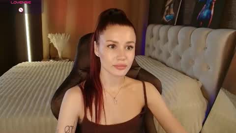 aria_mila online show from July 6, 7:49 am
