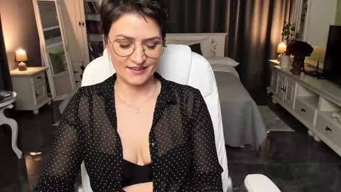 Snapshot of arianasage_ chatting on February 17, 3:33 pm Ana online show from February 17, 3:33 pm
