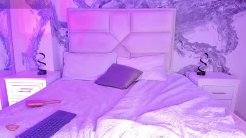 Snapshot of ariannaroux_ chatting on February 7, 8:01 am AriannaROux online show from February 7, 8:01 am