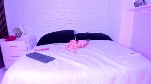 Snapshot of ariannaroux_ chatting on September 16, 4:59 am AriannaROux online show from September 16, 4:59 am