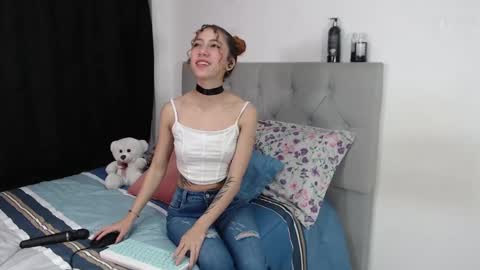 Snapshot of aribunnie chatting on December 5, 8:38 am Ari Bunnie online show from December 5, 8:38 am