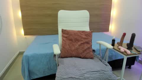 ariela__ online show from February 12, 4:33 am