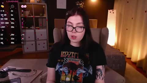 Snapshot of arizonaa_muse chatting on February 21, 12:27 am Astrid online show from February 21, 12:27 am