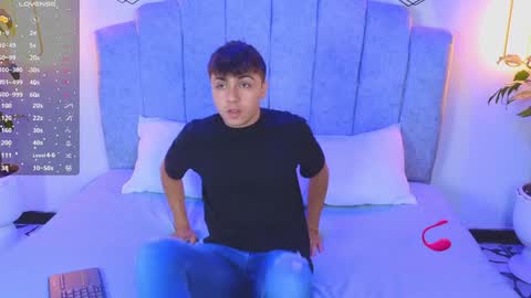 Snapshot of aron__cooper chatting on February 3, 10:00 pm aron__cooper online show from February 3, 10:00 pm