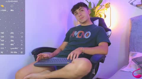 Snapshot of aron__cooper chatting on February 7, 9:48 pm aron__cooper online show from February 7, 9:48 pm