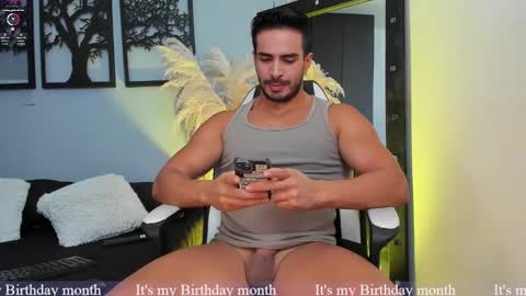 Snapshot of aron_bulgarelli_ chatting on February 18, 9:43 am Aron online show from February 18, 9:43 am