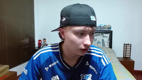 Aaron online show from February 8, 6:33 pm