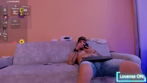 Aron and Luna online show from October 31, 3:23 pm