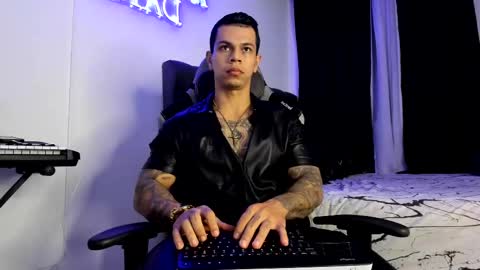 Snapshot of arondark chatting on February 15, 11:28 am DarkMaster online show from February 15, 11:28 am