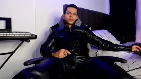 Snapshot of arondark chatting on February 15, 2:33 pm DarkMaster online show from February 15, 2:33 pm
