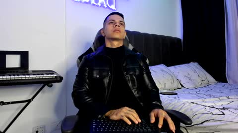 Snapshot of arondark chatting on January 11, 10:18 pm DarkMaster online show from January 11, 10:18 pm
