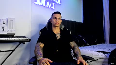 Snapshot of arondark chatting on January 25, 10:39 pm DarkMaster online show from January 25, 10:39 pm