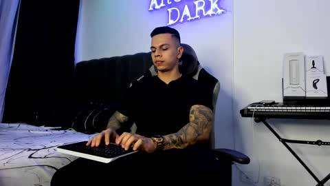 Snapshot of arondark chatting on January 10, 12:27 am DarkMaster online show from January 10, 12:27 am