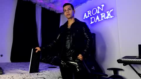 Snapshot of arondark chatting on February 14, 11:21 am DarkMaster online show from February 14, 11:21 am