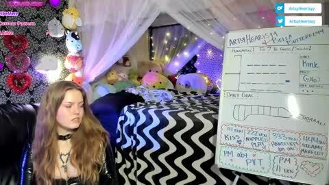 Snapshot of artsyheartsyy chatting on February 1, 2:26 am ArtsyHeartsyy online show from February 1, 2:26 am
