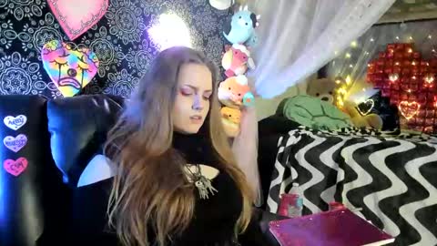 Snapshot of artsyheartsyy chatting on March 7, 6:24 am ArtsyHeartsyy online show from March 7, 6:24 am