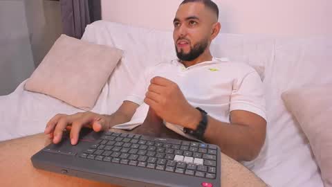 arturguy01 online show from February 2, 6:14 am