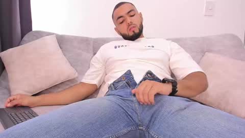 arturguy01 online show from January 25, 7:07 pm
