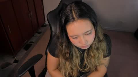 ash_smith1 online show from May 28, 10:19 pm
