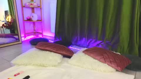 ashley_is_heree online show from March 13, 7:00 am