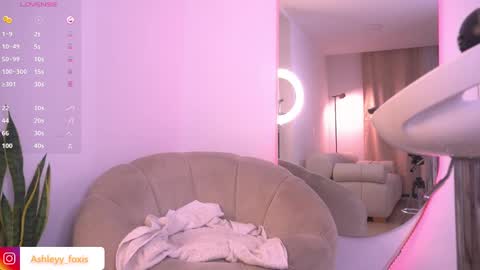Snapshot of ashleyyfox_ chatting on February 14, 4:04 am Ashley Fox online show from February 14, 4:04 am