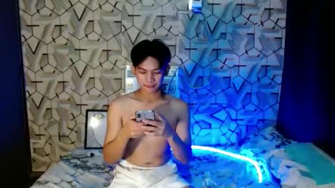 Snapshot of asian_wayne chatting on December 6, 3:35 am wayne online show from December 6, 3:35 am