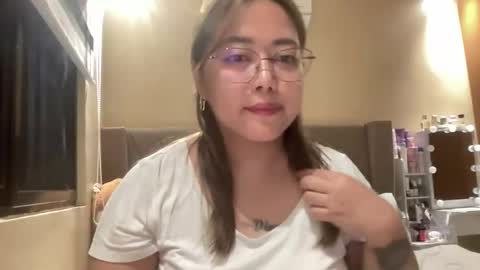 Snapshot of asianbunny10 chatting on October 15, 10:16 am Curvy online show from October 15, 10:16 am