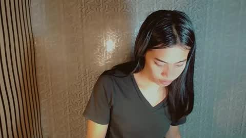 kisses online show from May 7, 3:30 pm