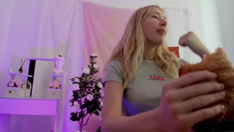 astramonroe online show from May 22, 4:30 am