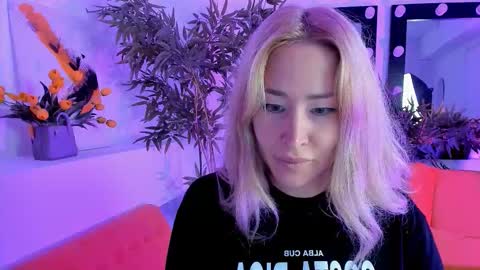 Snapshot of astramonroe chatting on September 17, 5:22 am astramonroe online show from September 17, 5:22 am